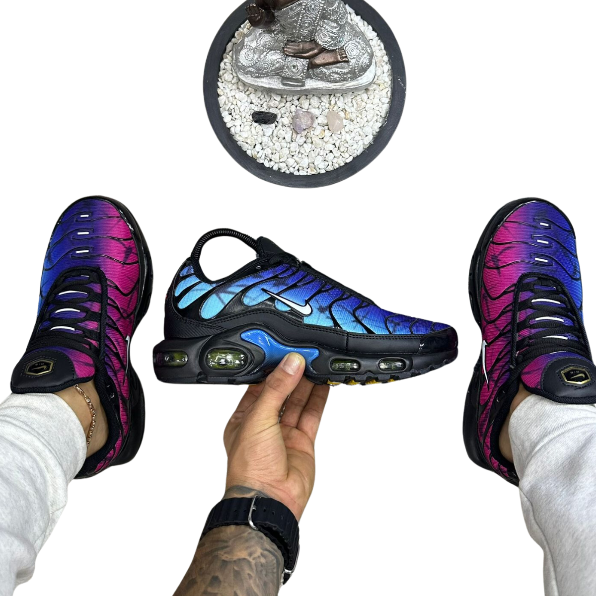 Nike Air Max TN Drift Plus Tenis Para Hombres. Si estás buscando el calzado perfecto que combine estilo, comodidad y rendimiento, las zapatillas Nike Air Max TN Plus hombre son la opción ideal para ti. En Onlineshoppingcenterg, entendemos que al comprar zapatillas, no solo buscas un par para caminar, sino también una declaración de moda. En este artículo, te ayudaremos a descubrir por qué estas zapatillas son una inversión inteligente, cómo elegir el modelo perfecto para ti, y cómo puedes aprovechar las ofertas disponibles en nuestra tienda.  ¿Por qué Elegir Zapatillas Nike Air Max TN Plus Hombre? Las zapatillas Nike Air Max TN Plus son icónicas por varias razones. Lanzadas por primera vez en 1998, este modelo ha capturado la atención de atletas y amantes de la moda urbana por igual. Pero, ¿qué hace que las Nike TN sean tan especiales?  1. Tecnología Tuned Air Una de las principales razones por las que los usuarios eligen las Nike Air Max TN Plus es la tecnología Tuned Air. Esta innovación se basa en proporcionar una amortiguación precisa en las zonas donde el pie más lo necesita, reduciendo el impacto de cada pisada y mejorando la estabilidad. Ideal para hombres que buscan zapatillas no solo para el día a día, sino también para actividades deportivas o largas caminatas.  2. Diseño Atemporal El diseño de las Nike Air Max TN Plus es simplemente único. Su distintiva estética con líneas fluidas en la parte superior y una suela visible de Air Max las convierte en un modelo reconocible al instante. Ya sea que elijas las clásicas Nike TN blancas o las elegantes Nike TN negras, estarás garantizando un estilo que nunca pasa de moda.  3. Variedad de Colores y Modelos En Onlineshoppingcenterg, ofrecemos una amplia variedad de Nike Air Max Plus TN, desde los clásicos modelos como el Nike TN Plus 3 hasta las versiones más recientes como las Nike Air Max Plus TN Ultra. Puedes encontrar opciones que se adapten a tu personalidad y estilo de vida, asegurándote de tener el par perfecto para cualquier ocasión.